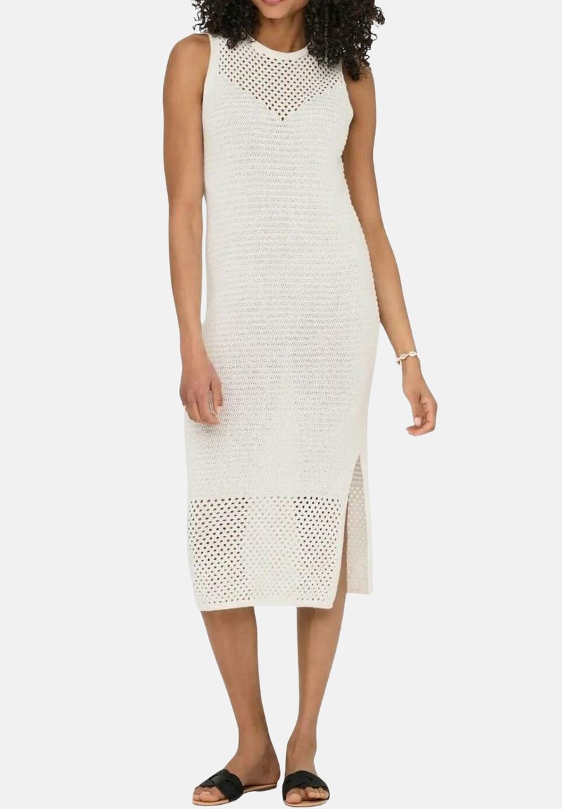Vestido sin mangas de color crema con un diseño de punto texturizado, con un patrón de punto abierto en la parte superior y una abertura lateral en la parte inferior.