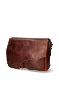 Borsa a tracolla in pelle marrone con chiusura a pattina, caratterizzata da dettagli cuciti, una superficie liscia e una tracolla regolabile.