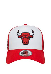 Rote und weiße Baseballmütze mit einem gestickten Bullenlogo auf der Vorderseite, Netzrücken und runder Visier. Mit New Era-Tag.