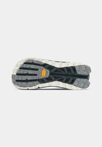 Semelle d'une chaussure de course avec un motif noir, gris et blanc, présentant un logo hexagonal Vibram orange au centre.
