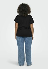 ONLY Carmakoma V-AUSSCHNITT CURVE  - Apdrukāts T-krekls - black