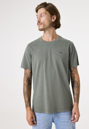 T-shirt verde in cotone con maniche corte, scollo rotondo e piccolo logo sul lato sinistro del petto. Presenta una vestibilità comoda e una texture liscia.