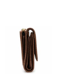 Portafoglio in pelle marrone con superficie testurizzata, dotato di chiusura con zip e multiple scomparti, piegato in posizione verticale per rivelare la forma e il design.