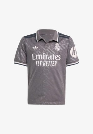 Camisa polo gris con cuello de canalé, que presenta el texto blanco "Emirates Fly Better", el logo del equipo y una textura de patrón sutil.