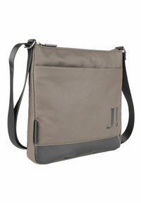Borsa a tracolla marrone realizzata in tessuto resistente con una superficie liscia, dotata di un pannello inferiore nero e di un logo stampato "J!" sul davanti.