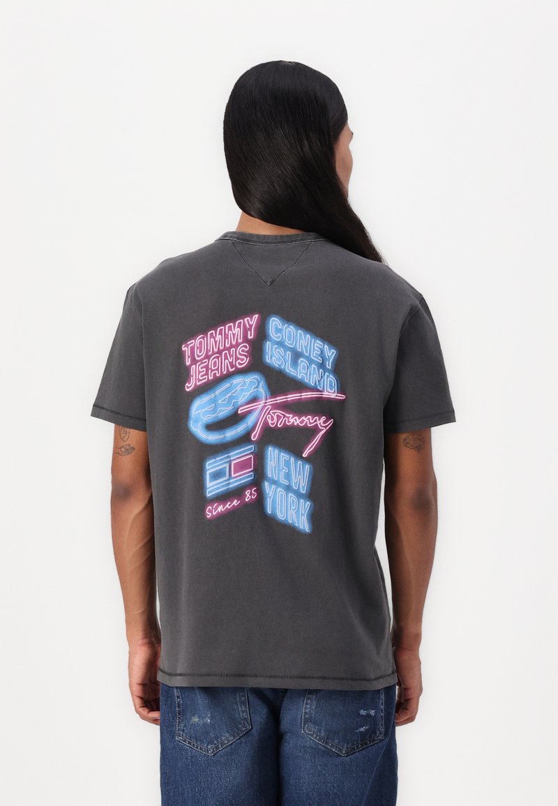 Tommy Jeans NOVELTY FAIR TEE - Triko s potiskem - black