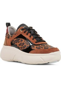 Sneakers con motivo leopardato, con dettagli in suede marrone e finiture in vernice nera, una suola bianca spessa e lacci neri.