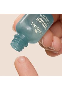 Gjennomsiktig blå plastflaske med hvit tekst, som dispenserer en gjennomskinnelig gelé på en fingertupp. Gelen har en glatt, skinnende tekstur.