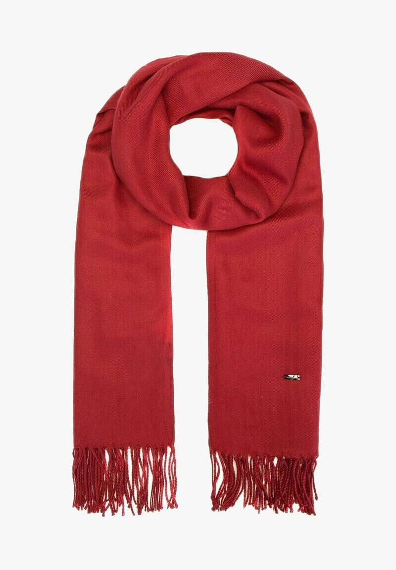 Écharpe rouge tissée avec des bouts frangés et une petite étiquette logo rectangulaire en métal sur un côté.