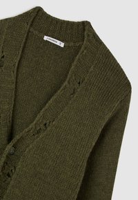 Cardigan lavorato a maglia verde scuro con dettagli a trecce, chiusura a bottoni e colletto a coste, etichettato Terranova XL.