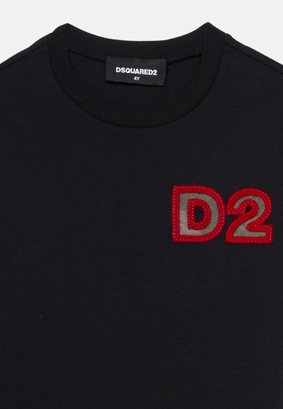Sort bomulds t-shirt med et rødt og sølv "D2" broderet logo på brystet, med en klassisk rund hals og korte ærmer.