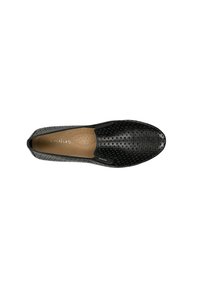 Scarpa nera slip-on realizzata in pelle perforata, con punta tonda, profilo basso e una soletta in tessuto liscio con logo del marchio.