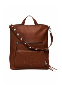 Brauner Leder-Rucksack mit strukturierter Oberfläche, ausgestattet mit einem Tragegriff oben, einem verstellbaren Tragegurt mit metallischen Akzenten und einer vorderen Reißverschlusstasche.