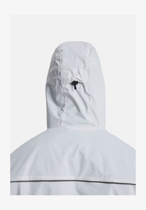 Leichte weiße Regenjacke mit Kapuze, aus strukturiertem Stoff und verstellbarem Knebelverschluss auf der Rückseite für eine individuelle Passform.