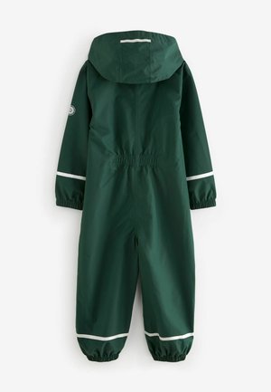 Combinaison de pluie imperméable pour enfant vert foncé avec capuche, poignets élastiques, bandes réfléchissantes sur les manches, les jambes et le dos, et fronces à la taille au dos.