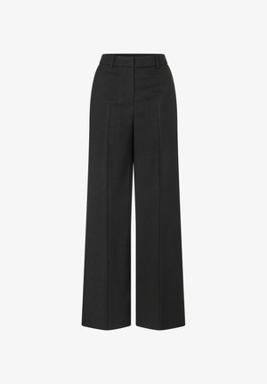 Wijd uitlopende broek in zwarte stof met een subtiel verticaal patroon, uitgevoerd in een rechte snit met plooien en een gladde textuur.