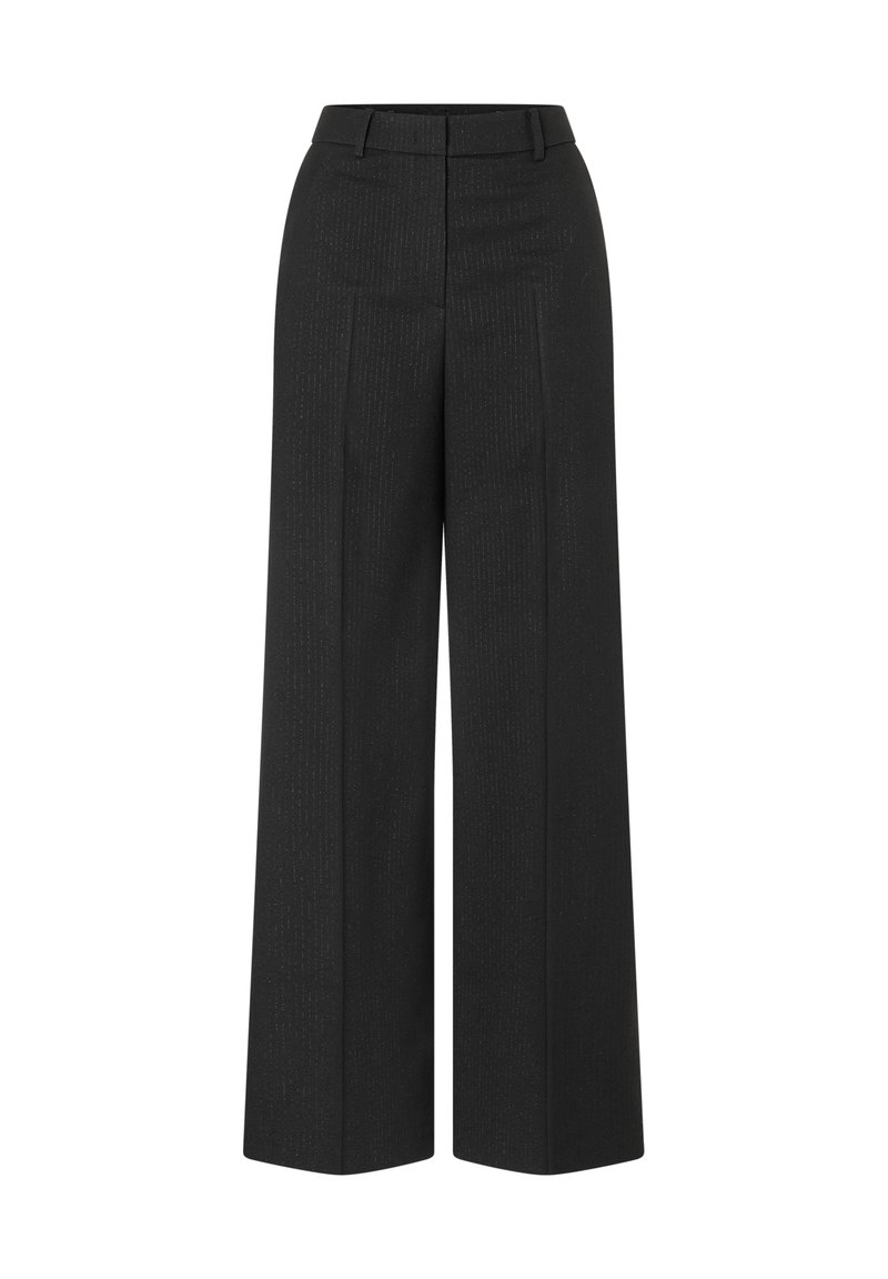 Wijd uitlopende broek in zwarte stof met een subtiel verticaal patroon, uitgevoerd in een rechte snit met plooien en een gladde textuur.