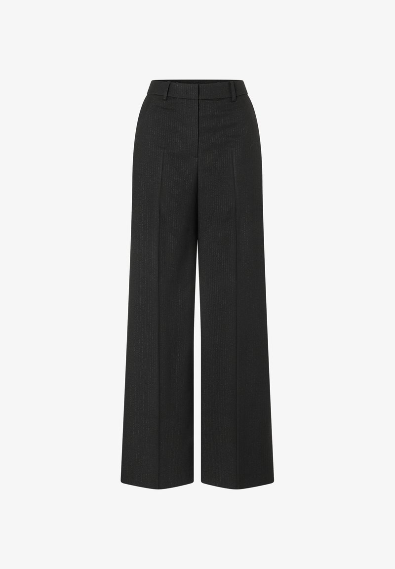 Wijd uitlopende broek in zwarte stof met een subtiel verticaal patroon, uitgevoerd in een rechte snit met plooien en een gladde textuur.