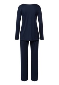 Haut à manches longues bleu marine avec un col arrondi, associé à un pantalon assorti. Tissu doux avec une texture lisse, offrant une coupe décontractée.