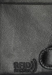 Czarny skórzany portfel o fakturowej powierzchni, z tłoczonym logo "RFID Secure". Widoczne zaokrąglone krawędzie i detale szycia.