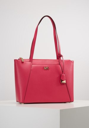 Roze leren totebag met gouden beslag, voorzien van een logo, stevige handvatten en een zijlabel. Gladde textuur, gestructureerd ontwerp.