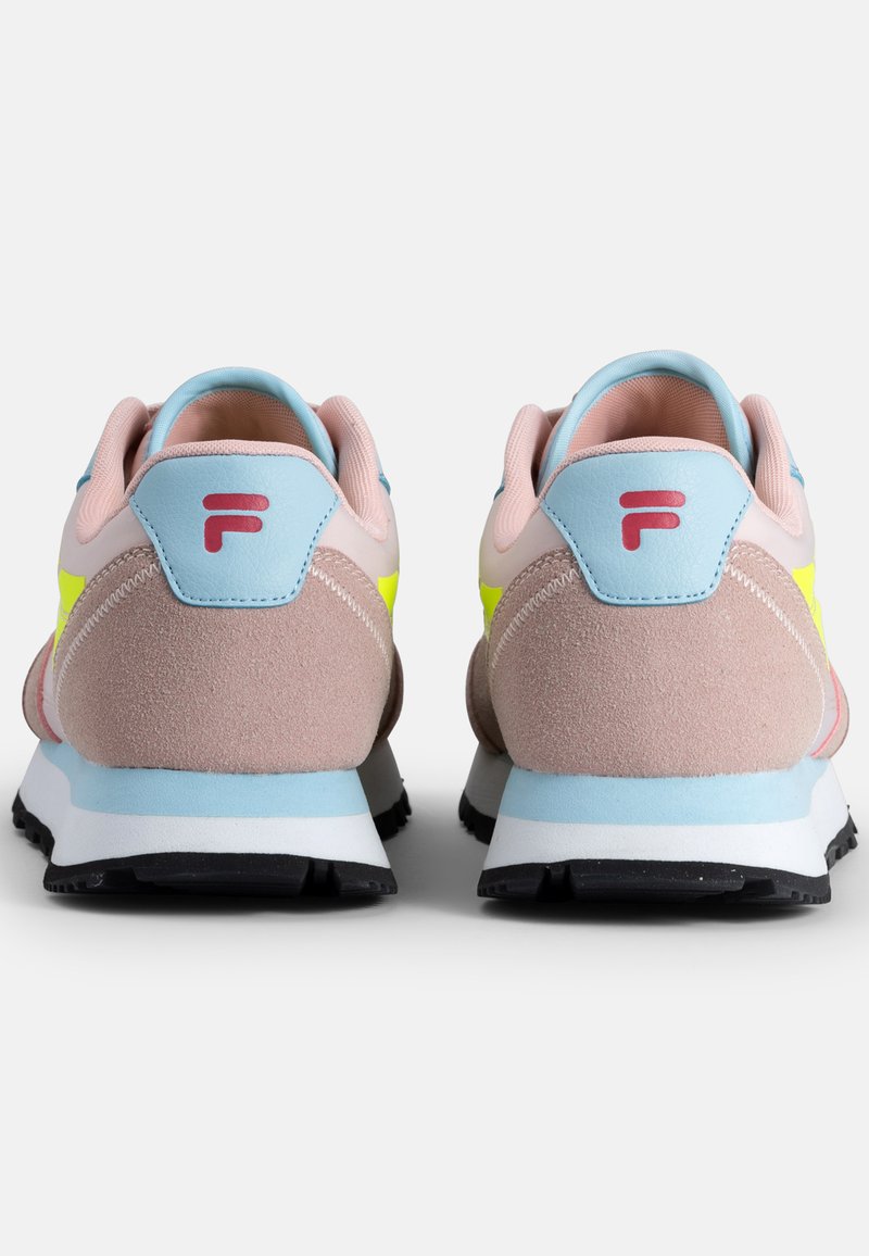 Baskets avec un dessus en daim rose, des accents bleus et une bande latérale jaune. Elles présentent une semelle rembourrée et une semelle en caoutchouc noir.