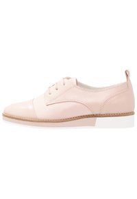 Scarpa in pelle rosa chiaro con finitura liscia, punta arrotondata, design con lacci e suola bianca a contrasto, con sottili dettagli di cucitura.