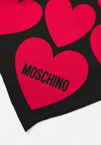 Svart scarf med stora röda hjärtan och "MOSCHINO"-text i fet svart stil. Tillverkad av slät tyg, med en livlig färgkontrast.