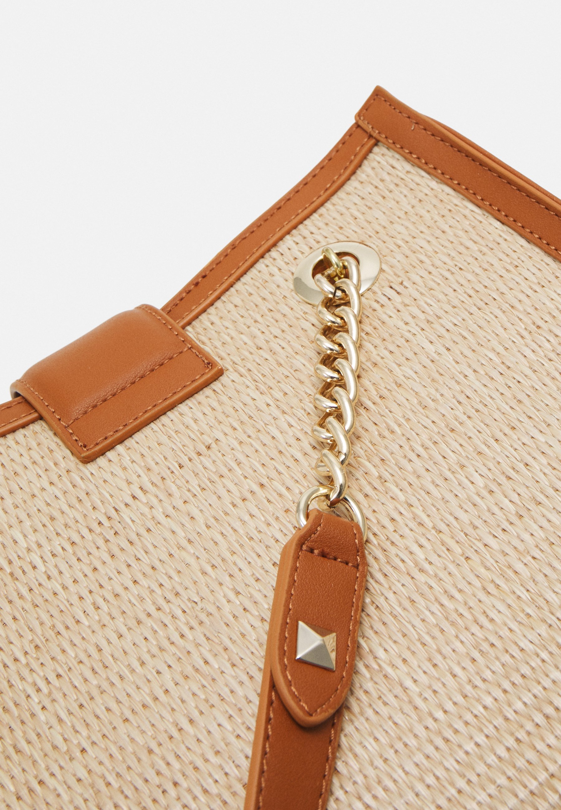 【VALENTINO BAGS】Tribeca 2トーン バケットバッグ【関税込】 VALENTINO BAGS】Tribeca 2トーン バケットバッグ【関税込】