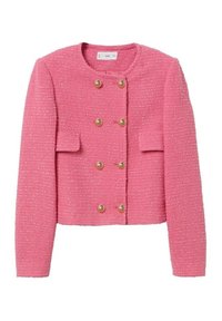 Chaqueta de tweed rosa con acabado texturizado, que cuenta con un cuello redondo, dos bolsillos frontales y botones dorados de doble hilera.