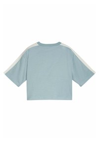 Krátký modrý crop top vyrobený z měkké tkaniny. Má krátké, široké rukávy s bílými akcenty na ramenou. Lehké a prodyšné provedení.
