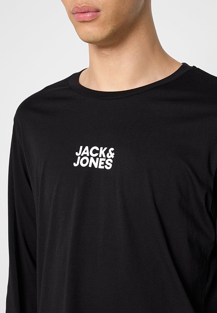 Camiseta negra de manga larga, hecha de una tela suave, con un logo blanco "JACK & JONES" en el pecho, escote redondo y corte regular.