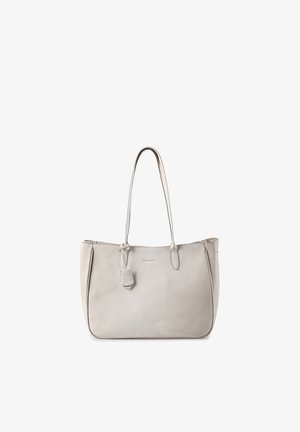 Borsa tote in pelle grigio chiaro con due manici lunghi e una piccola targhetta attaccata appesa vicino a un manico.