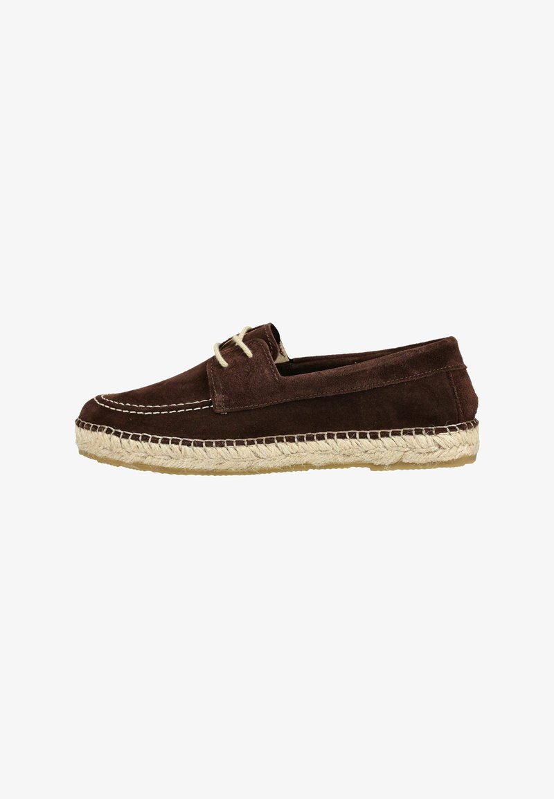 Mocassino espadrille in camoscio marrone con cuciture bianche, allacciatura frontale e suola in juta intrecciata.