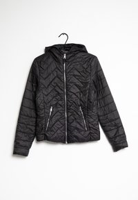 Svart kviltad jacka med huva, med en framfick med dragkedja och två fickor med dragkedja. Slät textur med en figurnära design.