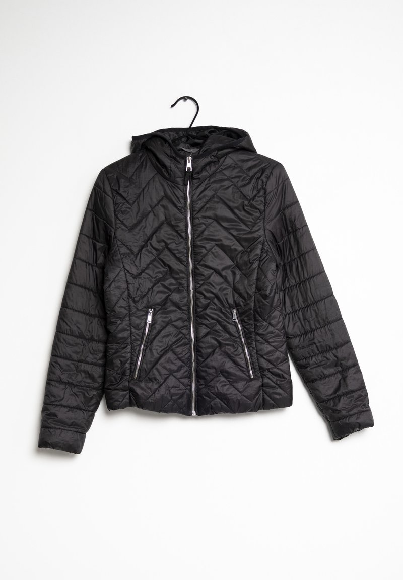 Svart kviltad jacka med huva, med en framfick med dragkedja och två fickor med dragkedja. Slät textur med en figurnära design.