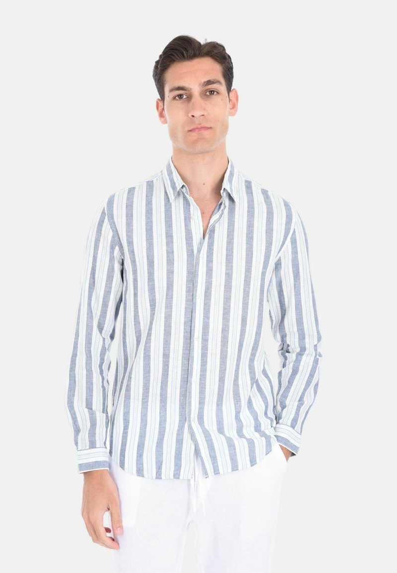 Camicia a righe in azzurro chiaro e bianco, con colletto button-down, maniche lunghe e una vestibilità comoda. Realizzata in tessuto leggero.