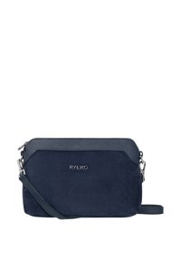 Granatowa zamszowa torebka crossbody z teksturowanym skórzanym akcentem, zamknięciem na zamek błyskawiczny i regulowanym paskiem. Posiada metalowe elementy i logo marki.