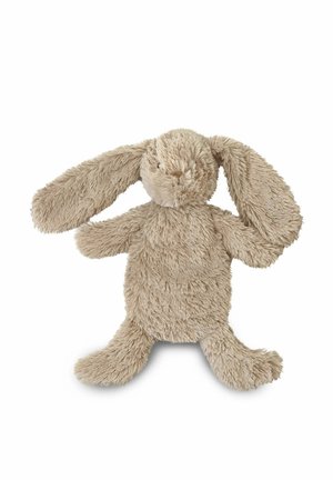 Lapin en peluche beige doux avec de longues oreilles tombantes, de petits yeux et un nez rond, assis avec les membres étalés sur un fond blanc.