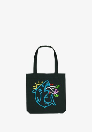 Borsa a spalla nera in canvas con una grafica vivace di uno squalo, delineato in blu, con accenti rosa e verdi, e un motivo di sole sopra lo squalo.