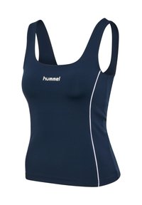 Mörkblå sporttanktopp i stretchigt material, med breda axelband och en vit logotyp, med en kroppsnära passform och sidodetaljer i strimmor.