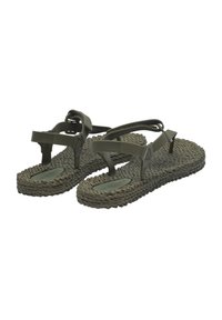 Olijfgroene sandalen met geweven textuur, platte zool en verstelbare banden. Gemaakt van duurzame materialen met een gladde afwerking en minimale hardware.