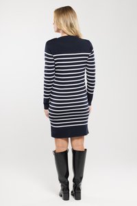 Marineblau gestreiftes Strickkleid mit langen Ärmeln, taillierter Silhouette und kontrastierendem Saum. Kombiniert mit knielangen, glänzenden schwarzen Stiefeln.