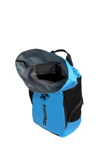 Sac à dos de sport bleu et noir avec un compartiment principal ouvert, des poches latérales en filet et une poche frontale zippée, estampillé du logo "HEAD".