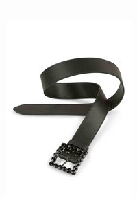 Cinturón de cuero negro con una textura suave, que presenta una hebilla cuadrada decorada con tachuelas negras. Ajustable con múltiples orificios para el tamaño.