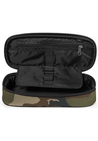 Estuche de lápices con camuflaje y cremallera, con un interior negro, que cuenta con un bolsillo separado y bandas elásticas para la organización. Construcción de tela duradera.