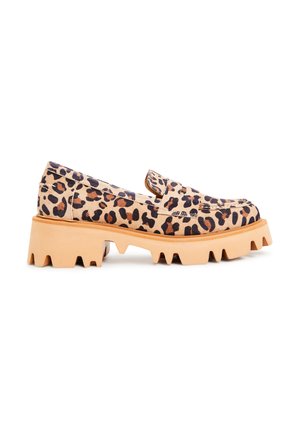 Leo-pardprint loafers med en kraftig, struktureret tan sål, udstyret med et slip-on design og en flad profil.
