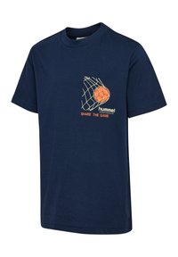 Donkerblauw katoenen T-shirt met een basketbalafbeelding en netontwerp op de borst. Geborduurde tekst "DEEL HET SPEL" in het oranje.