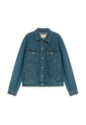 Chaqueta de mezclilla azul con cierre frontal de botones, dos bolsillos con solapa y botón en el pecho, y bolsillos laterales, extendida sobre fondo blanco.