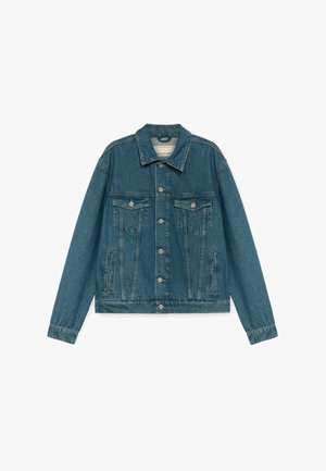 Chaqueta de mezclilla azul con cierre frontal de botones, dos bolsillos con solapa y botón en el pecho, y bolsillos laterales, extendida sobre fondo blanco.